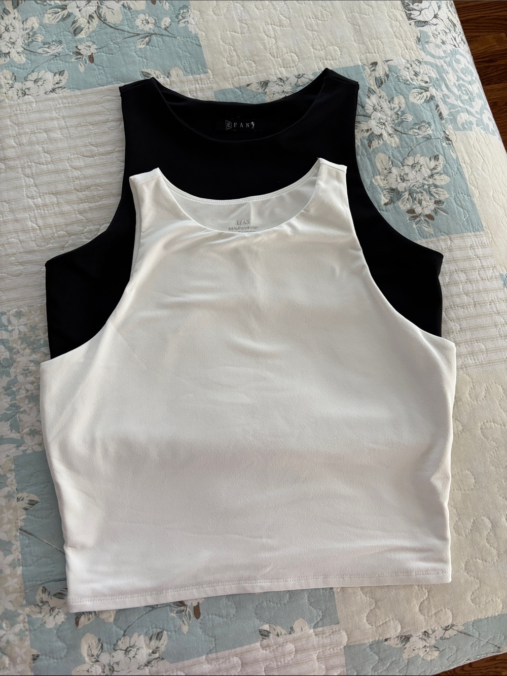 EFAN CROPPED TOPS-Set of 2 in black & white Size Medium